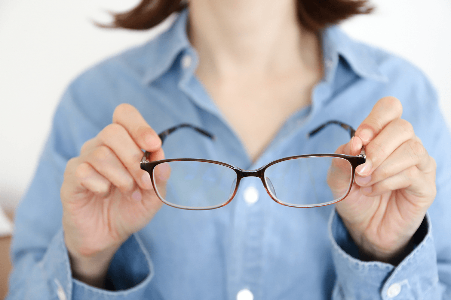 メガネを手に取る