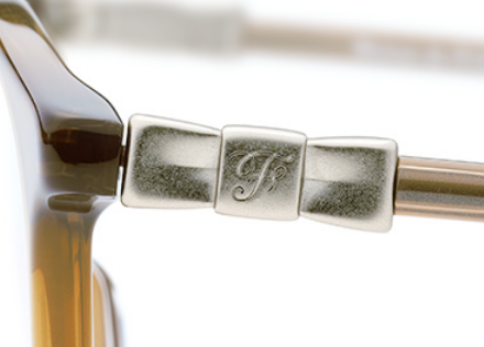 立体的なリボンをイメージしたメタルパーツがポイント。