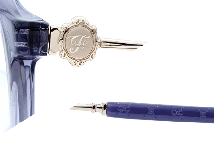 目元のアンティーク調のモチーフが上品さをプラス。長モダンには、リボンとローズのモノグラム柄がプリント。