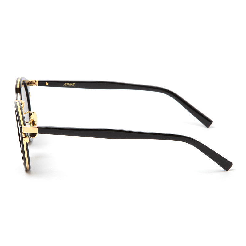 シャイニーブラック