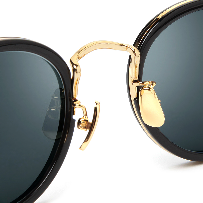 シャイニーブラック