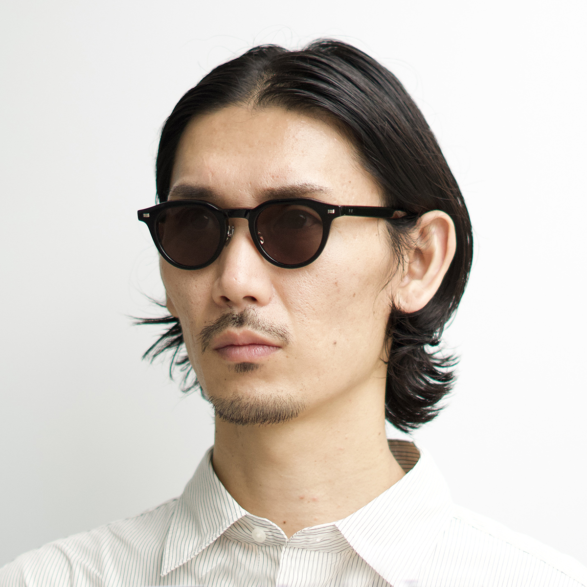 ブラック (ダークグレー)