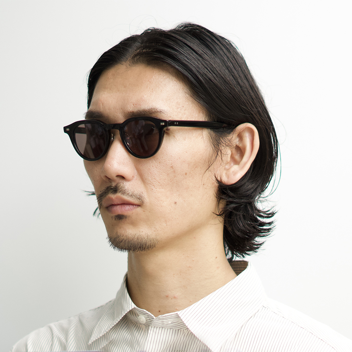 ブラック (ダークグレー)