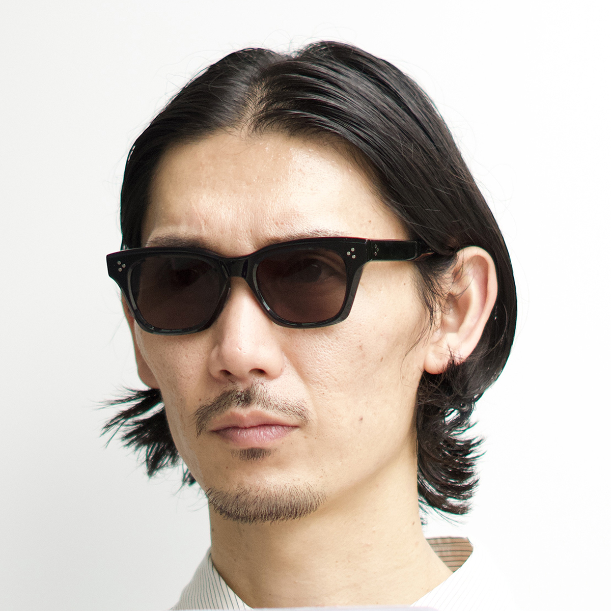 ブラック (ダークグレー)