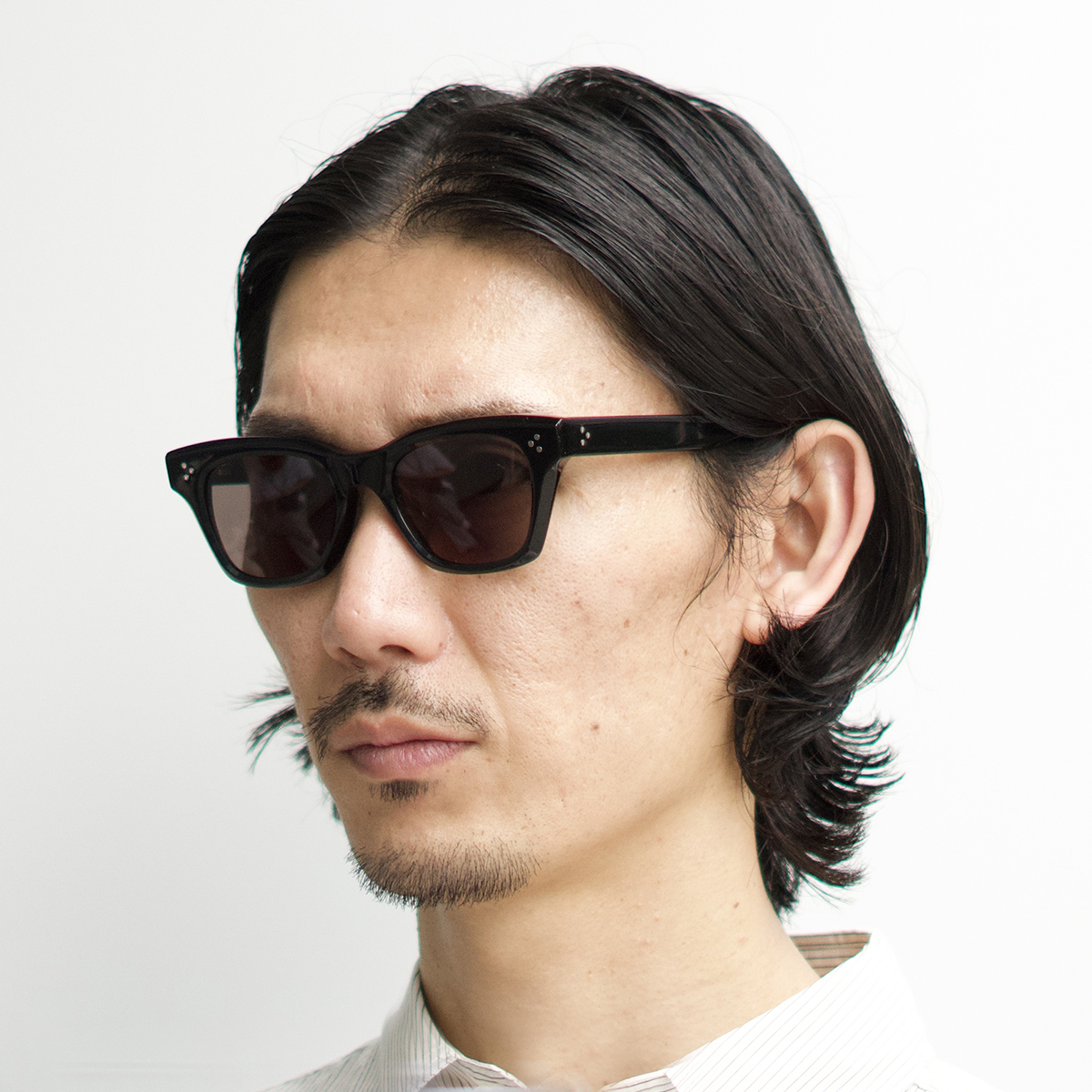 ブラック (ダークグレー)