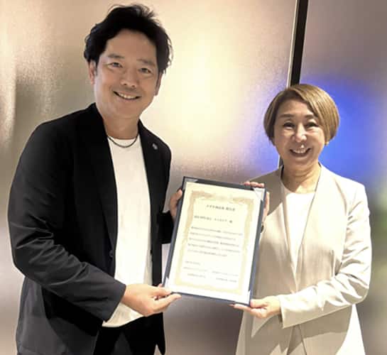 株式会社マリモホールディングス 代表取締役社長 深川 真様より、
認定NPO法人キッズドア 理事長 渡辺 由美子様に、メガネ商品券贈呈