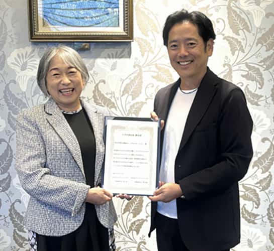 株式会社マリモホールディングス 代表取締役社長 深川 真様より、
認定NPO法人キッズドア 理事長 渡辺 由美子様に、メガネ商品券贈呈
