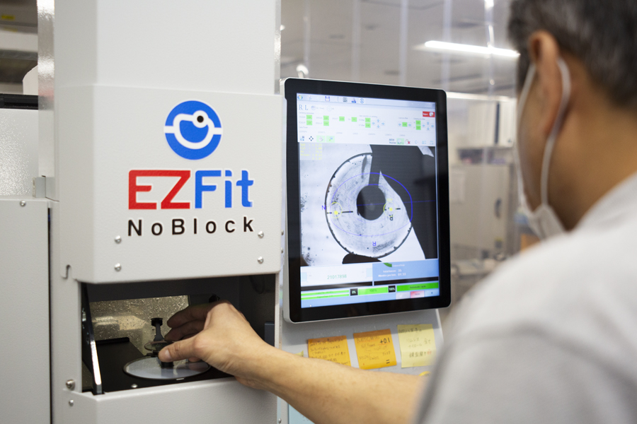 ラボラトリー専用高性能レンズ加工機『EZFit』は、特殊なカットにも対応した最新の高性能機器