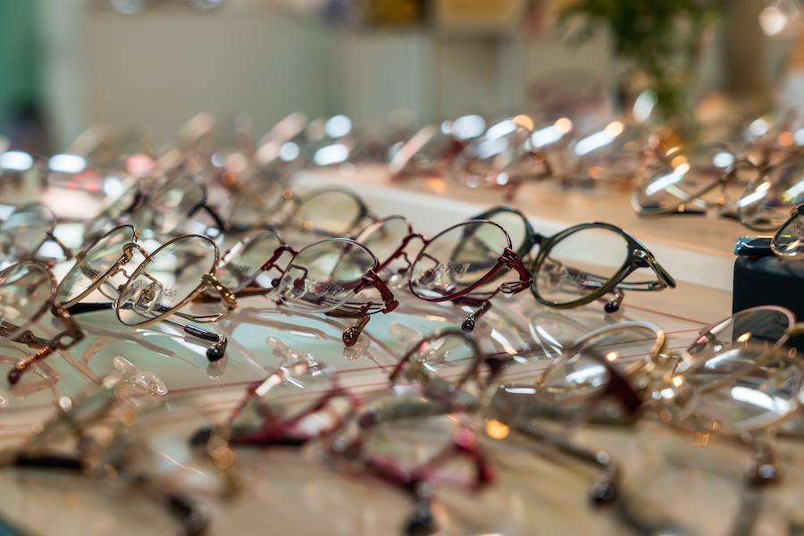 視力矯正器具からファッションアイテムに進化したメガネ