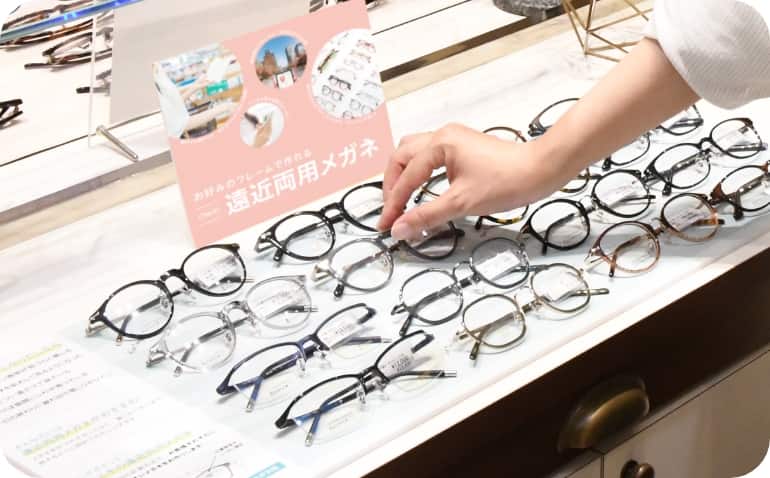 店頭には遠近両用レンズにおすすめのフレームを紹介しているコーナーも