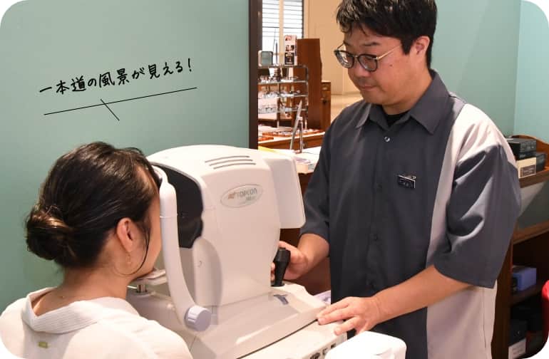 リラックスした状態で、機械をのぞいて画面を見ます（オートレフという機械だそうです）