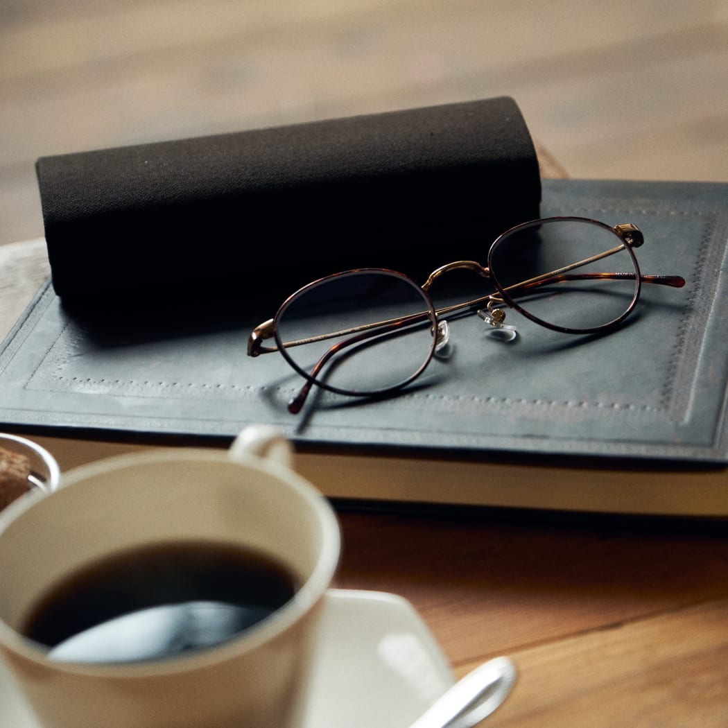 デスク コーヒー メガネ